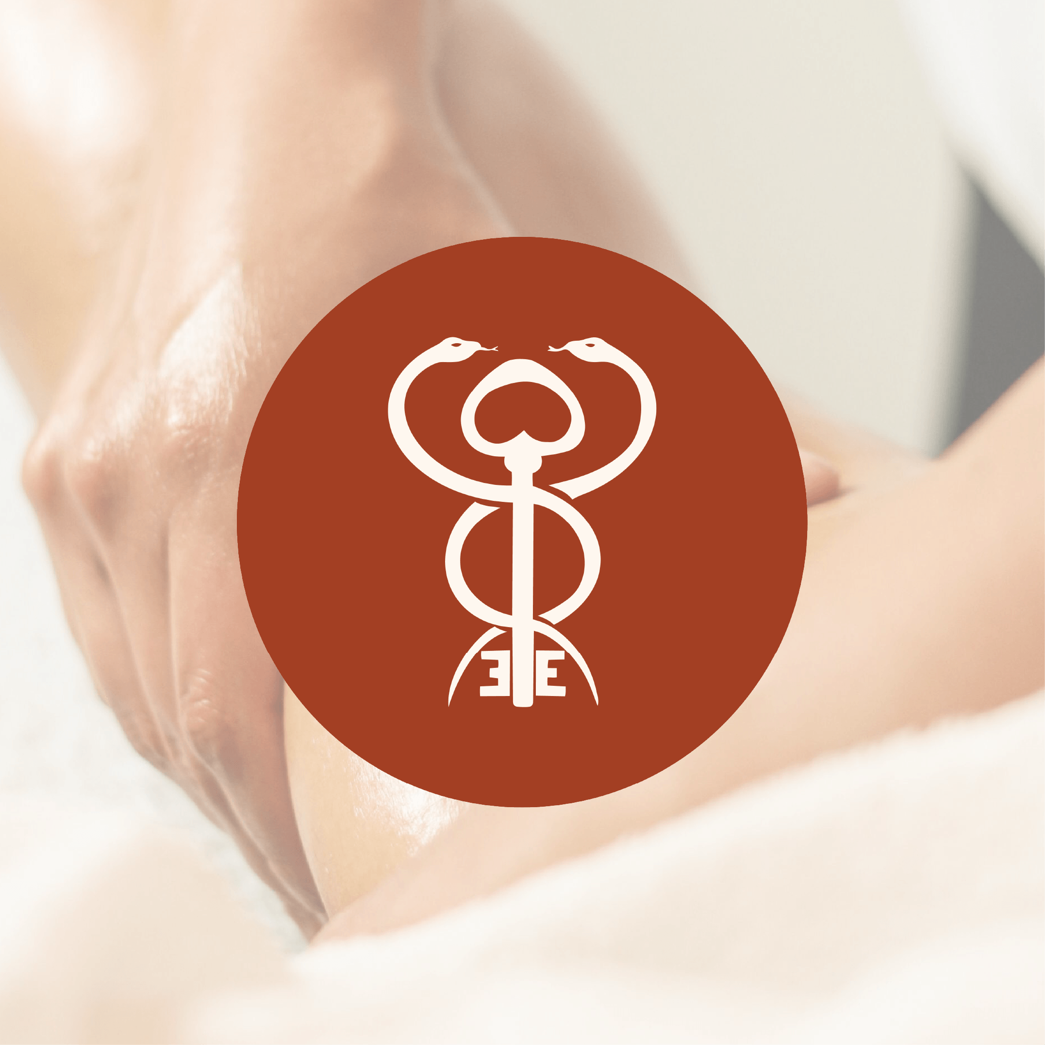 Logo Frimousse et Gribouille, version originale. En arrière-plan, la photo d'une petite fille jouant sur un tapis de jeux.